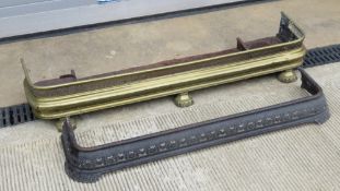 An Edwardian brass fireside fender, 14cm internal length,