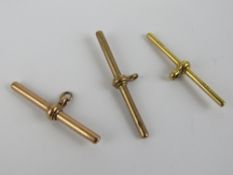 An 18ct yellow gold T-bar, 3.1g, together with two 9ct rose gold T-bars, 6.6g. Three items.
