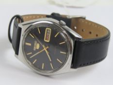 A Seiko 5 automatic wristwatch with blac