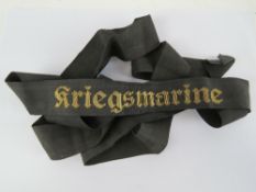 A black ribbon embroidered 'Kreigsmarine'.
