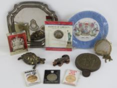 A quantity of assorted commemorative items including; Golden Gate Bridge coin, Alcatraz coin,
