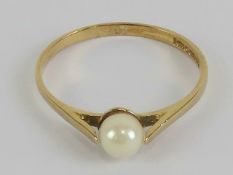 A 9ct gold single pearl ring, hallmarked 375, size N, 1g.