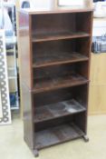 A five shelf oak and mahogany open-fronted bookcase 124 x 58 x 26cm.