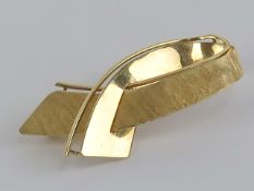 A 9ct gold brooch in the form of a ribbon, 4.5cm in length, 4.9g.
