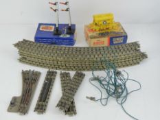 A boxed Hornby Dublo D2 double signal nu