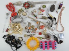 A quantity of assorted costume jewellery
