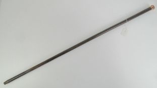 A smart tapering Rosewood gentlemans walking cane having 9ct gold top marked CJ Francis upon, 35.5