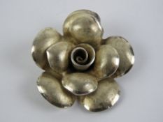 A 925 silver pendant in the form of a flower head, 3.5cm diameter.
