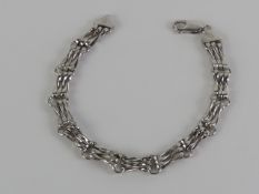 A 9ct white gold three bar articulated chain bracelet, 19.5cm in length, hallmarked 375, 7.6g.