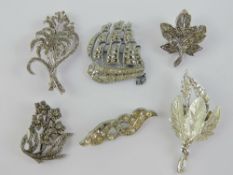A quantity of costume jewellery brooches