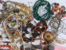 A quantity of assorted costume jewellery