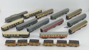 A quantity of Triang Hornby model railway passenger carriages and baggage cars inc Transcontinental