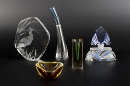 Collection of studio glass to include: Loco glass perfume bottle, Mats Jonasson tablet, Murano glass