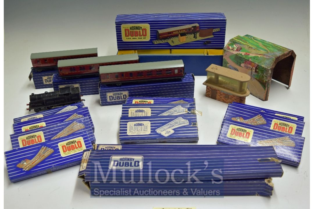 Hornby Dublo 3 Rail Trains – To include 46917 Loco, T.P.O. Mail Van set, coaches, points and track