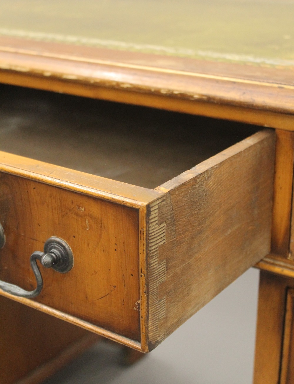 A modern pedestal desk. 121 cm wide. - Image 5 of 6