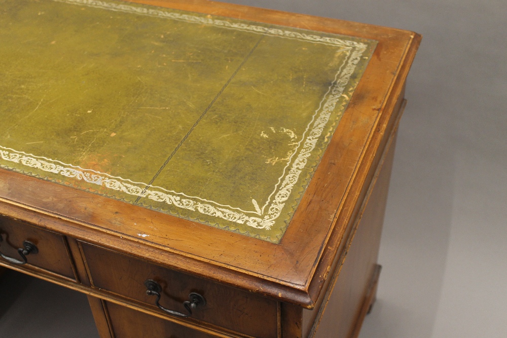 A modern pedestal desk. 121 cm wide. - Image 3 of 6