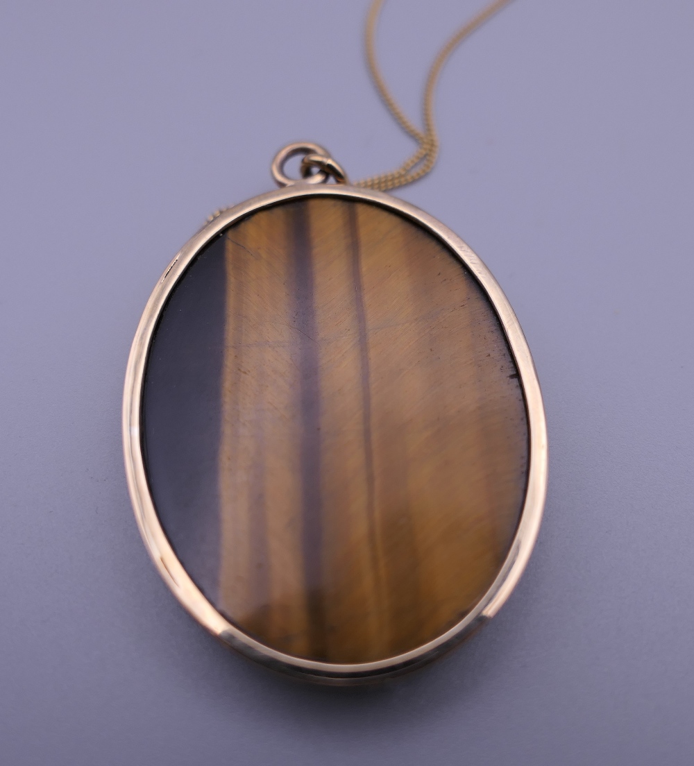 A tigers eye pendant on a 9 ct gold chain and a tigers eye bracelet. The latter 17 cm long. - Image 3 of 8