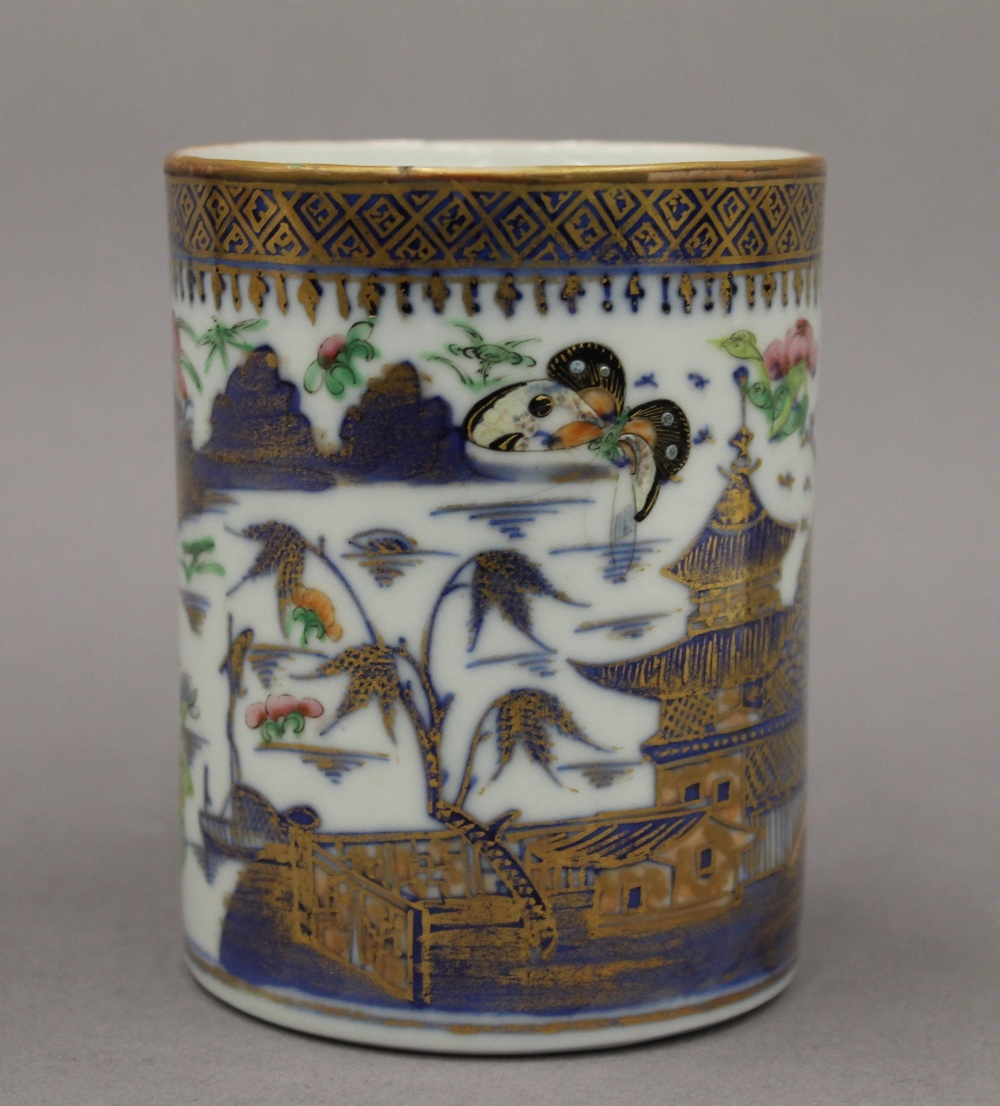 An 18th century Chinese porcelain tankard. 10.5 cm high. - Image 3 of 3