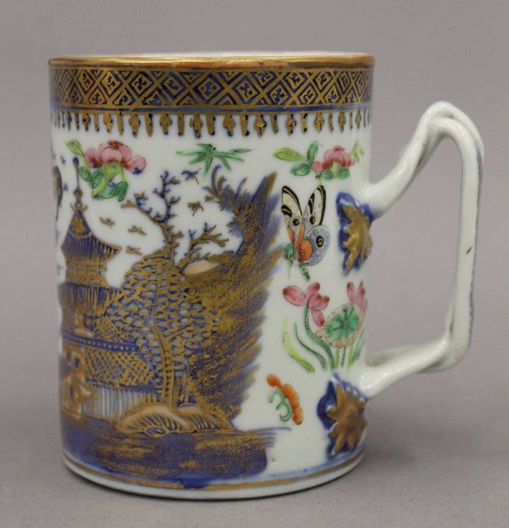 An 18th century Chinese porcelain tankard. 10.5 cm high. - Image 2 of 3