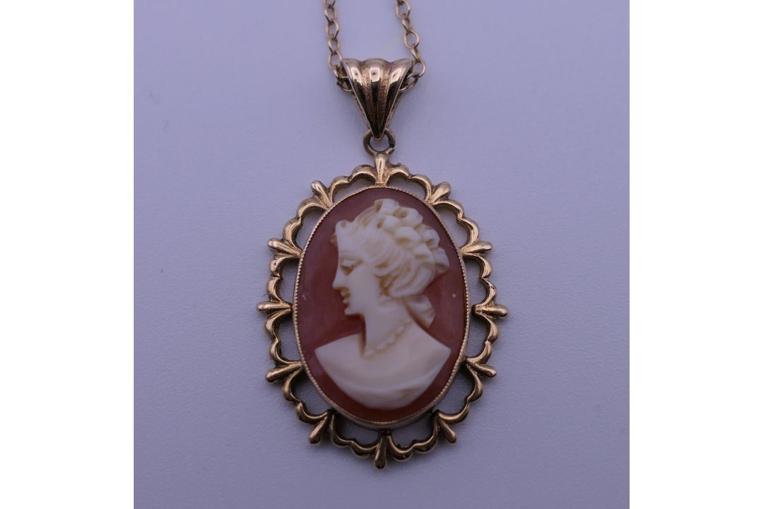 A 9 ct gold framed cameo brooch and a 9 ct gold framed cameo pendant on a 9 ct gold chain. - Image 3 of 5