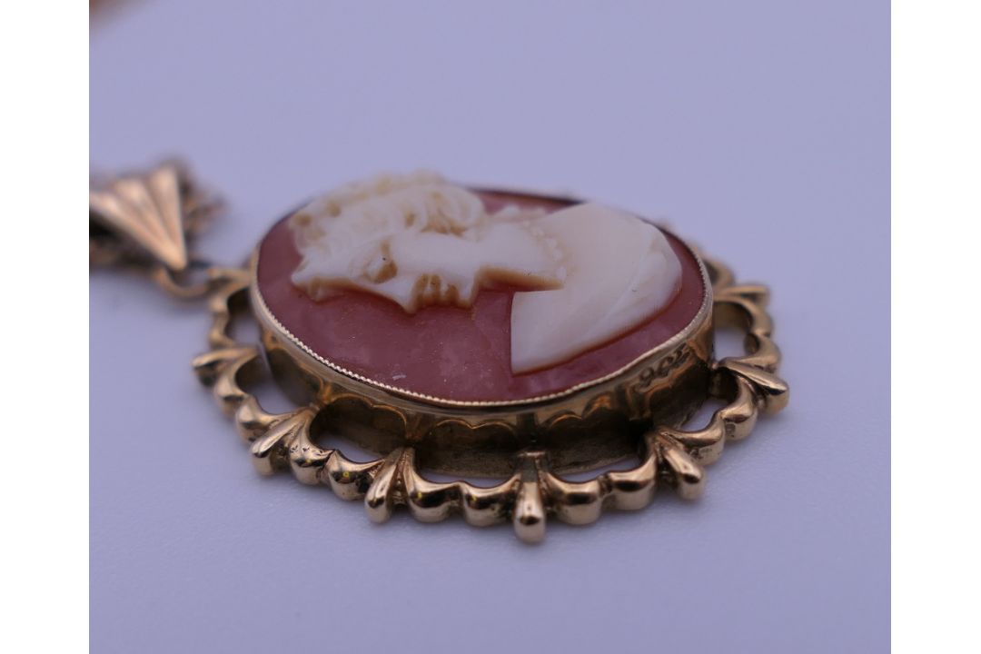 A 9 ct gold framed cameo brooch and a 9 ct gold framed cameo pendant on a 9 ct gold chain. - Image 5 of 5
