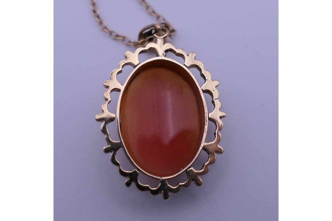 A 9 ct gold framed cameo brooch and a 9 ct gold framed cameo pendant on a 9 ct gold chain. - Image 4 of 5