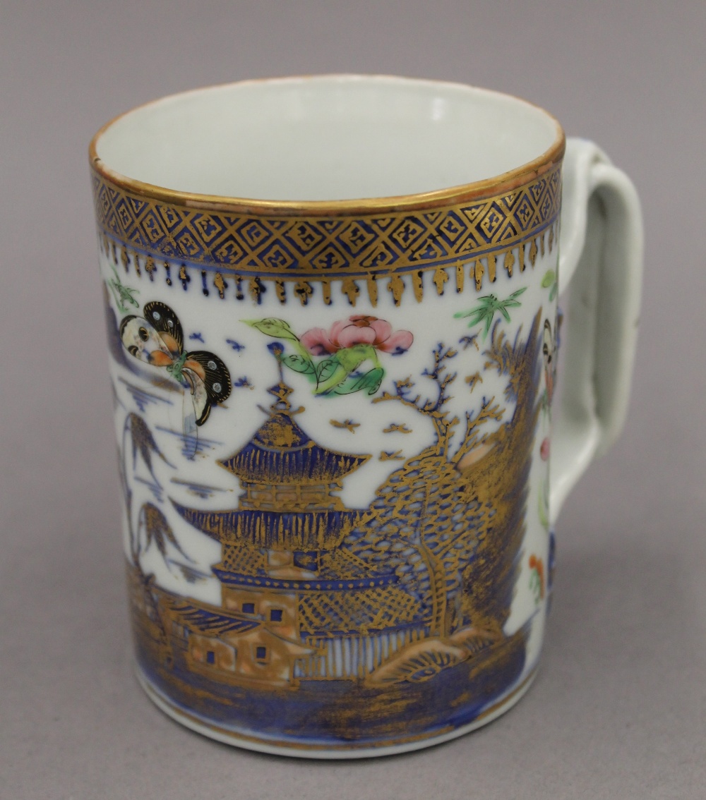 An 18th century Chinese porcelain tankard. 10.5 cm high.