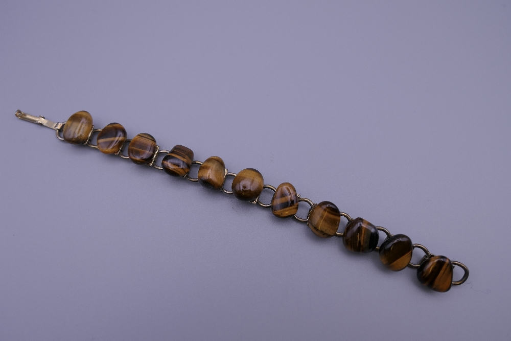 A tigers eye pendant on a 9 ct gold chain and a tigers eye bracelet. The latter 17 cm long. - Image 6 of 8