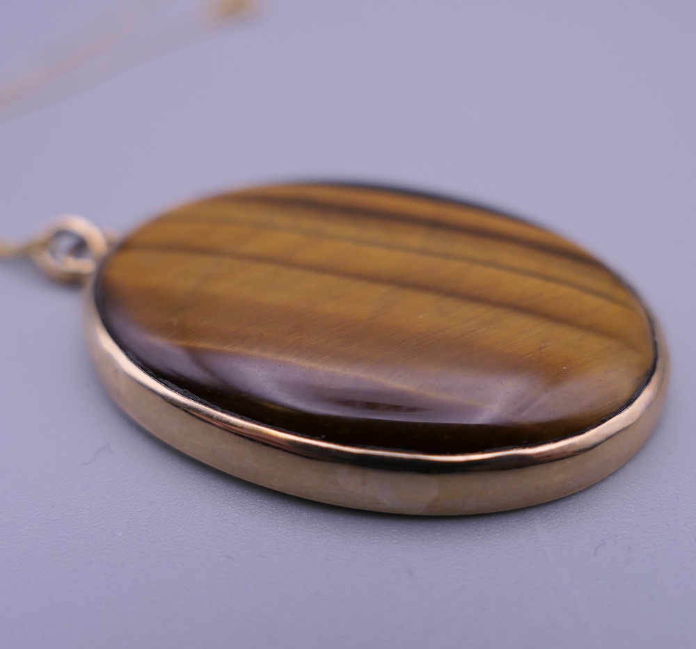 A tigers eye pendant on a 9 ct gold chain and a tigers eye bracelet. The latter 17 cm long. - Image 4 of 8