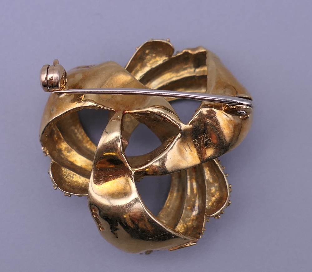 An 18 ct gold bow brooch. 2.5 cm wide. 8.8 grammes. - Image 3 of 4
