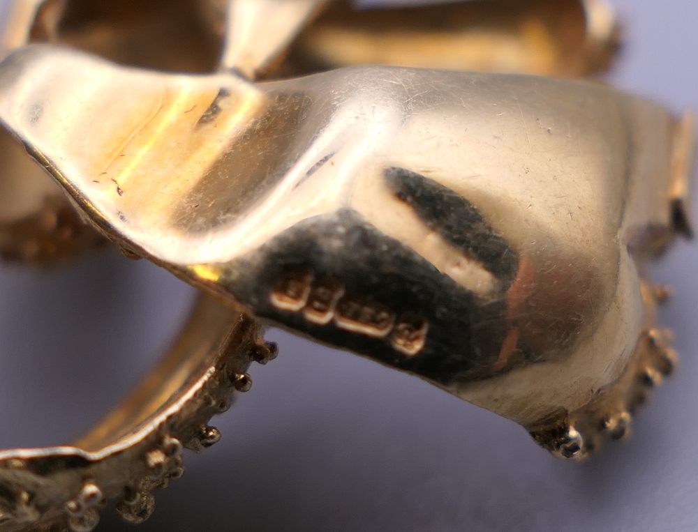 An 18 ct gold bow brooch. 2.5 cm wide. 8.8 grammes. - Image 4 of 4