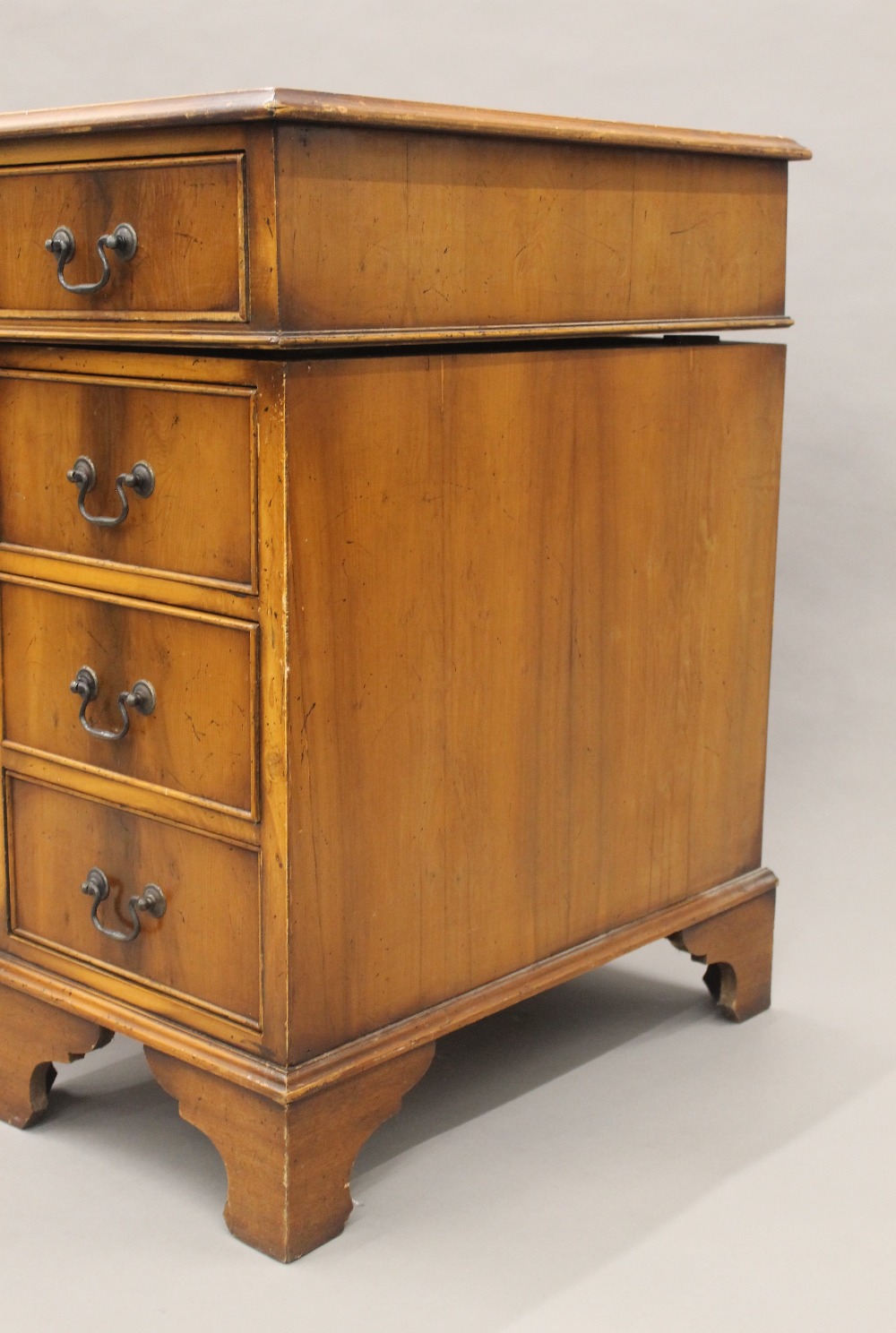 A modern pedestal desk. 121 cm wide. - Image 6 of 6