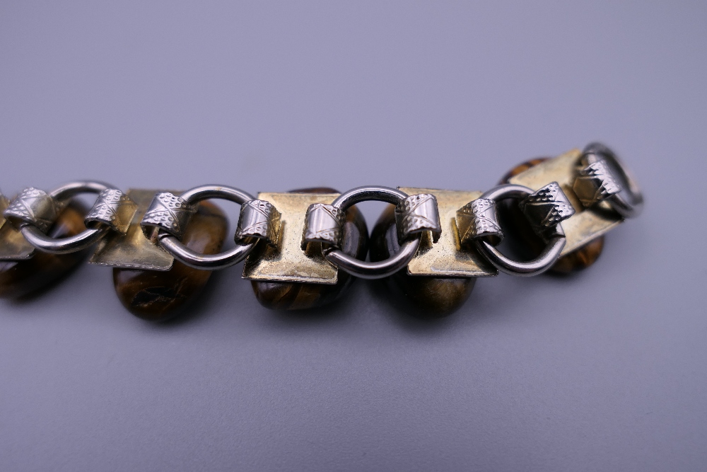 A tigers eye pendant on a 9 ct gold chain and a tigers eye bracelet. The latter 17 cm long. - Image 8 of 8