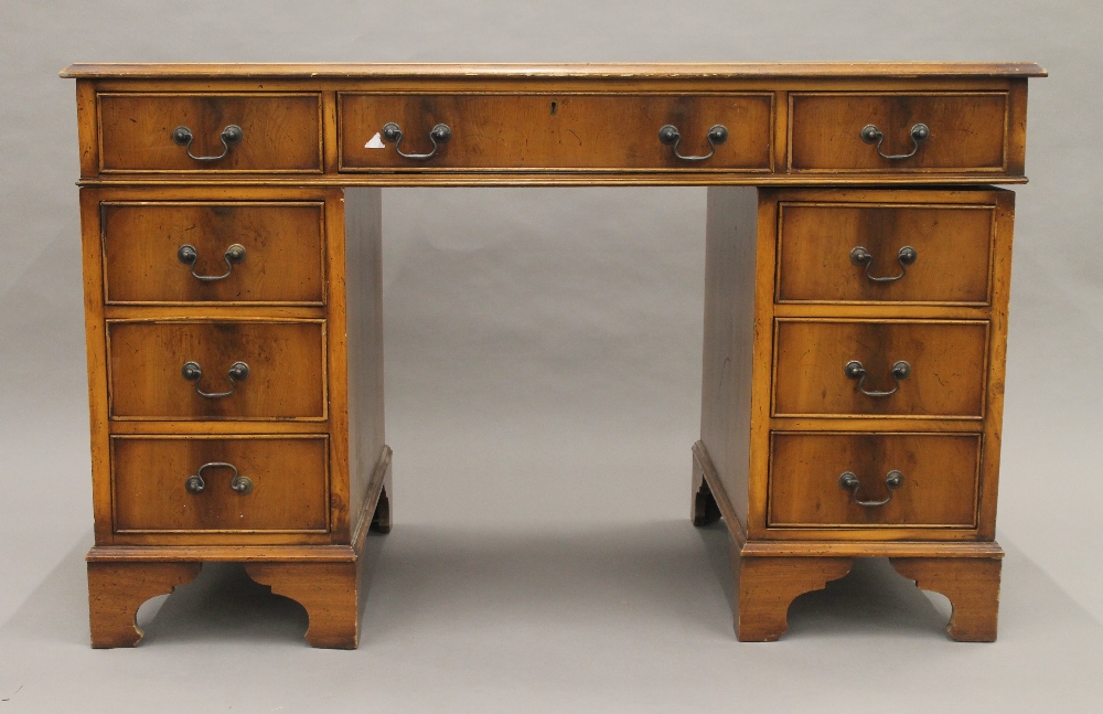 A modern pedestal desk. 121 cm wide. - Image 2 of 6