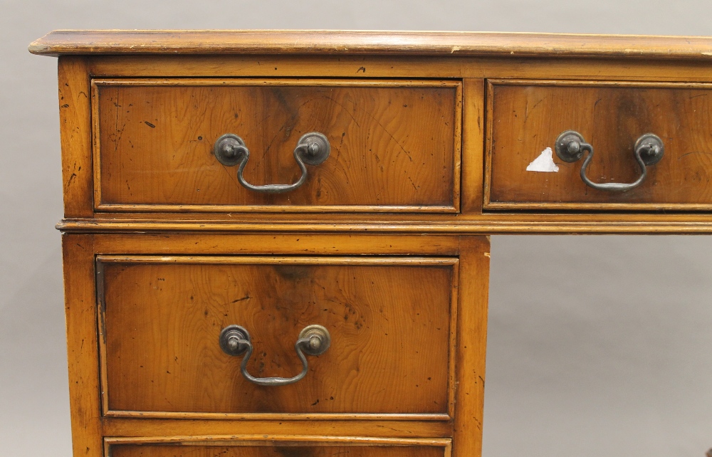 A modern pedestal desk. 121 cm wide. - Image 4 of 6