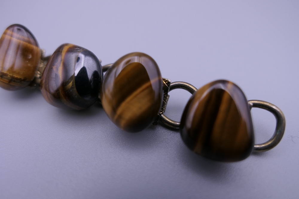 A tigers eye pendant on a 9 ct gold chain and a tigers eye bracelet. The latter 17 cm long. - Image 7 of 8