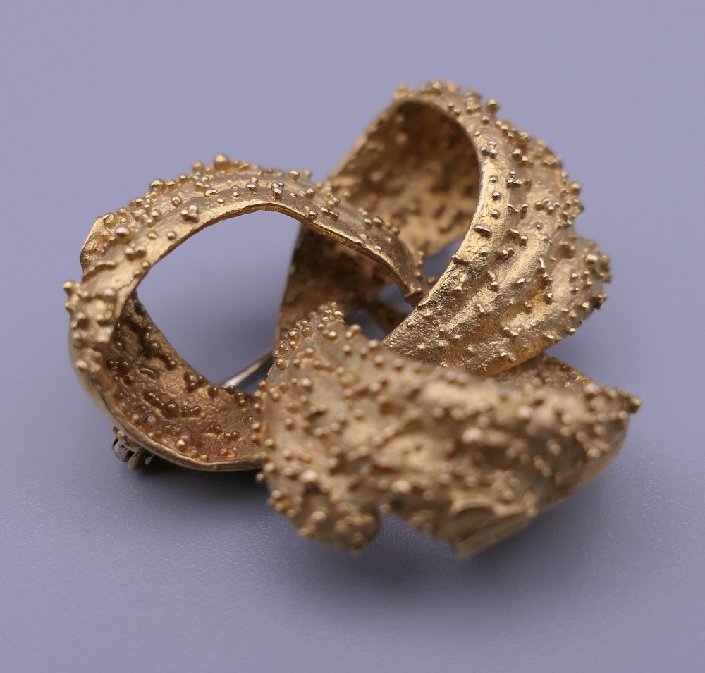 An 18 ct gold bow brooch. 2.5 cm wide. 8.8 grammes. - Image 2 of 4