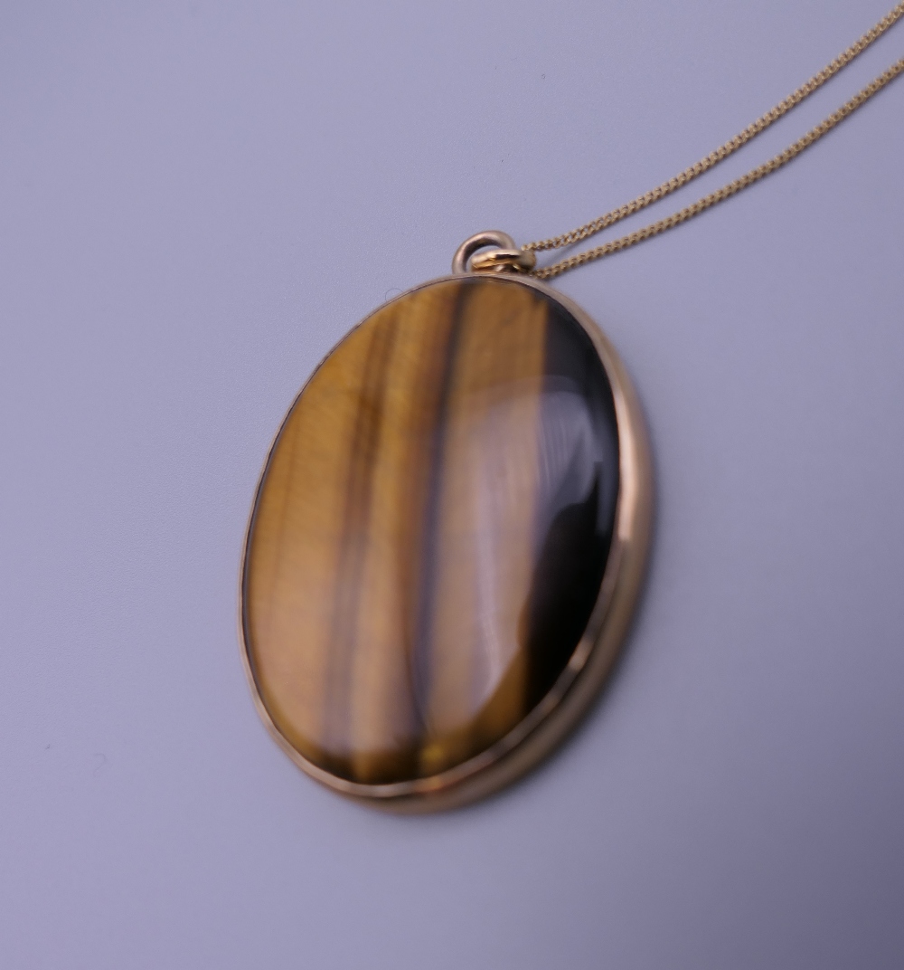 A tigers eye pendant on a 9 ct gold chain and a tigers eye bracelet. The latter 17 cm long. - Image 2 of 8