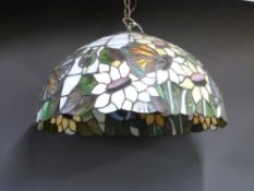 Tiffany-style glass lamp shade with butterfly decoration, 43cm diameter