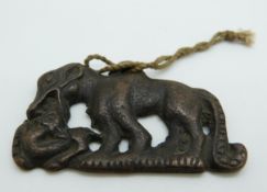 Japanese bronze pendant depicting animals, 6 x 4.2cm