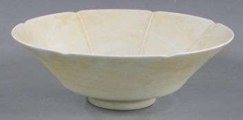 Chinese celadon glazed bowl, diameter 21.5cm x H7cm