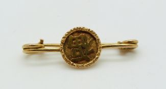 An 18ct gold Chinese brooch with character decoration, maker WS (Woshing)
