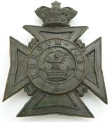 Wellington School Queen Victoria crown 'Heroum Fili' metal hat badge