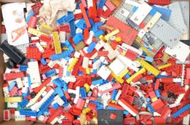 Over 3kg of loose Lego pieces.