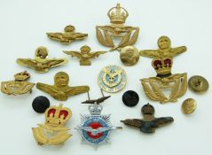 RAF small collection of badges / buttons including an early RAF/ RFC example