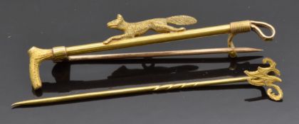 A 15ct gold brooch in the form of a crop and fox (2.8g) together with a Victorian 'W' stick pin