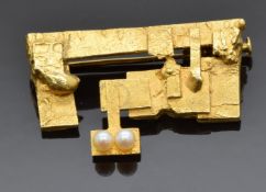 An 18ct gold abstract brooch set with two pearls on a rotating section, marked Finland, 7.8g
