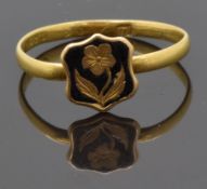 Victorian mourning ring depicting a flower on a black enamel ground, size M, 1.71g