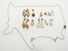A 9ct gold necklace/ chain, and a collection of 9ct gold earrings (2.9g)