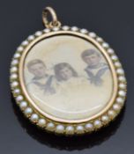 Edwardian 15ct gold pendant set with a photograph and engraved verso 